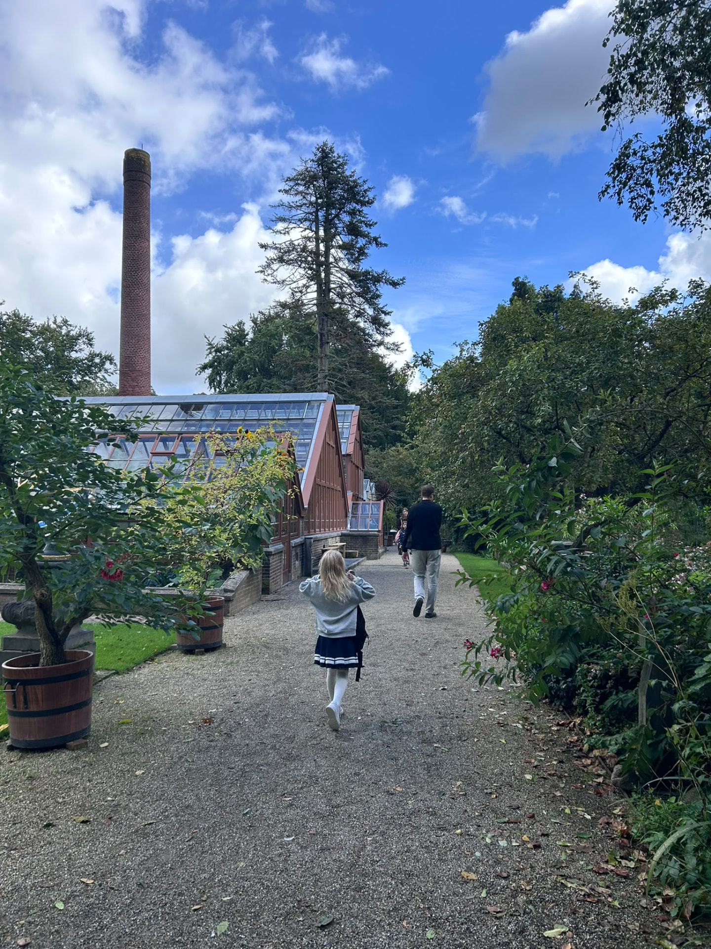 A child running through the garden path at the book swap location in Utrecht.
