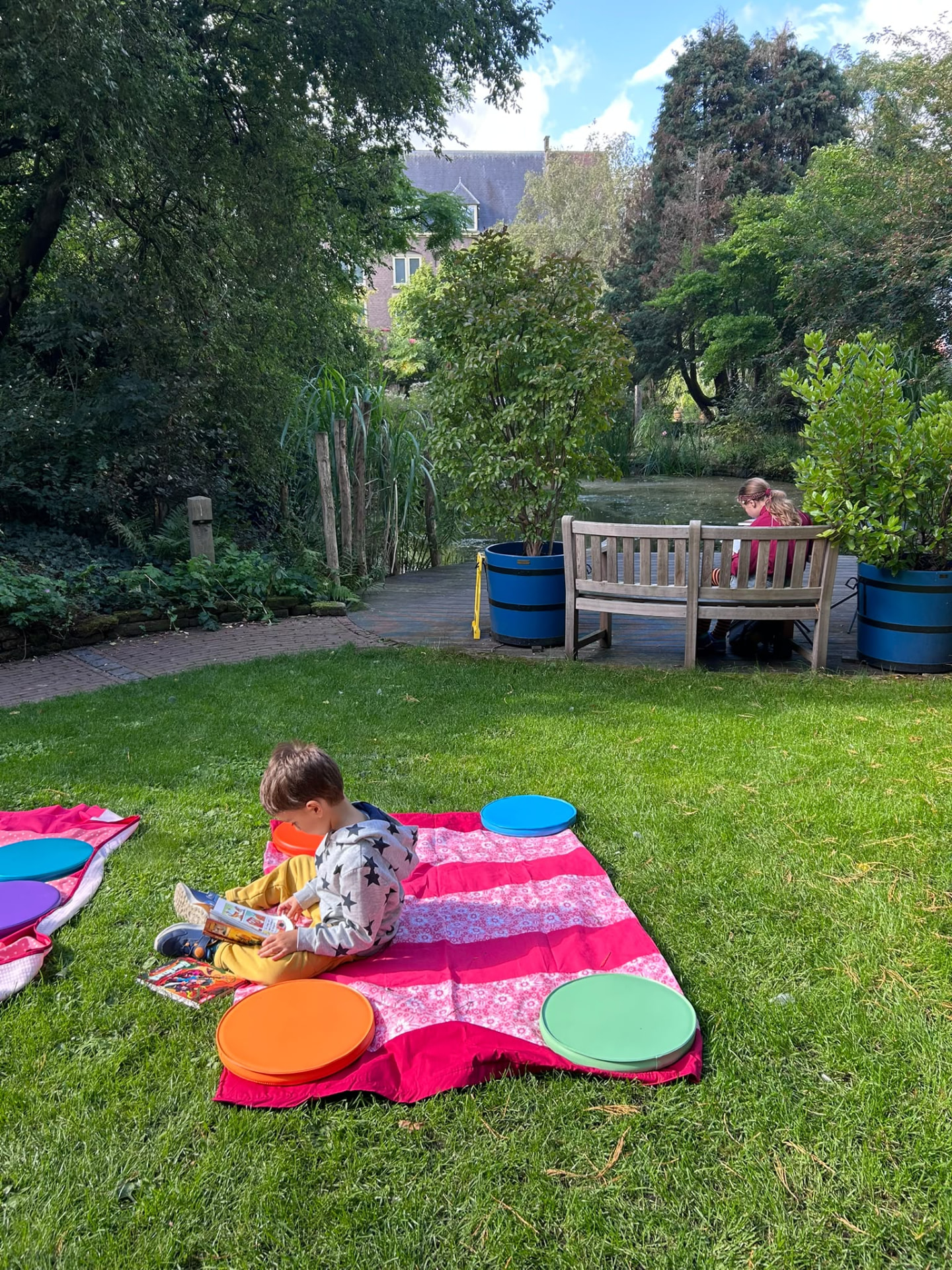 Families reading together at the Giggly Cloud book swap in Utrecht.